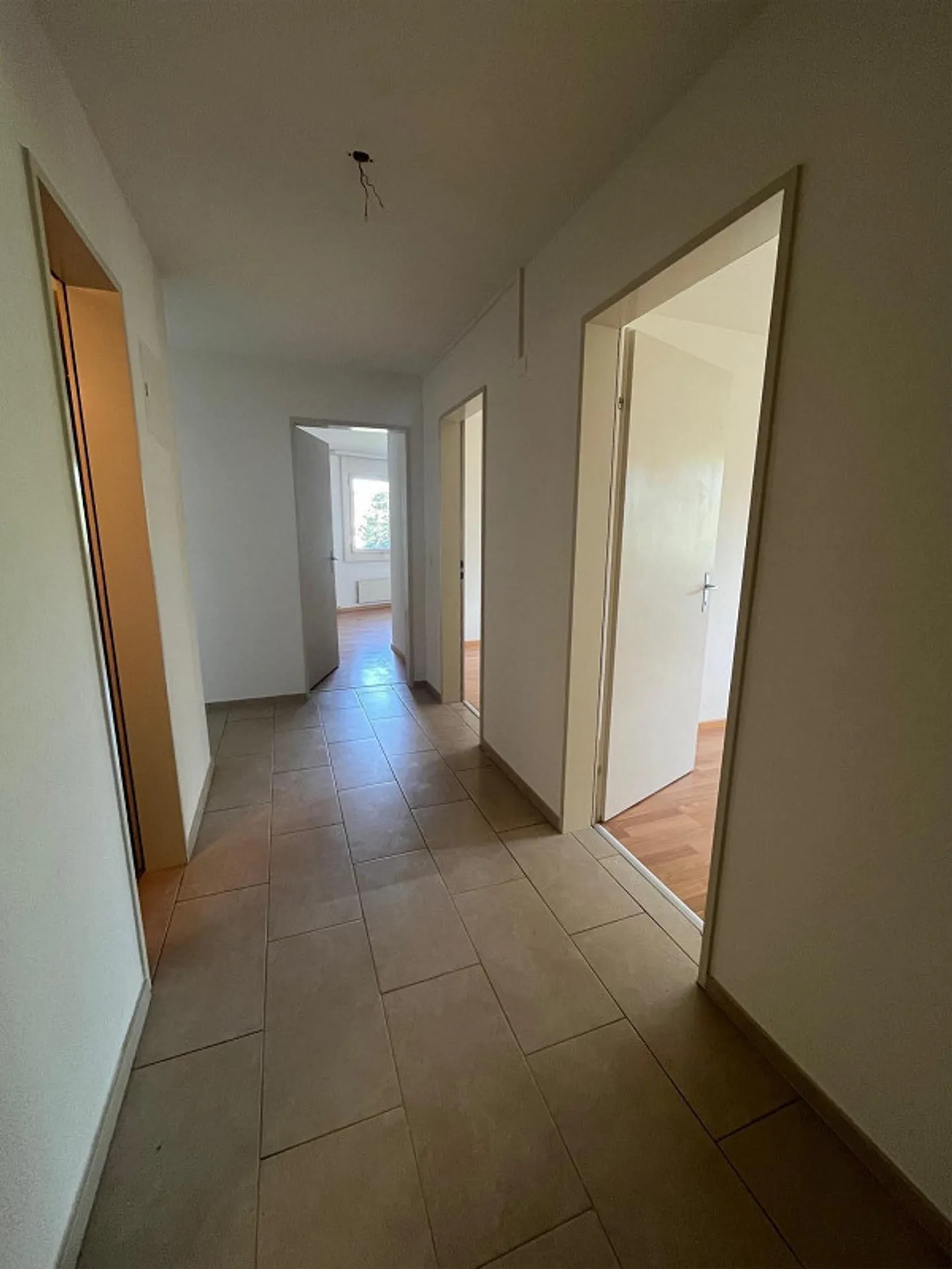 Ampio appartamento di 4,5 stanze con balcone in posizione centrale - Foto 5 di 8
