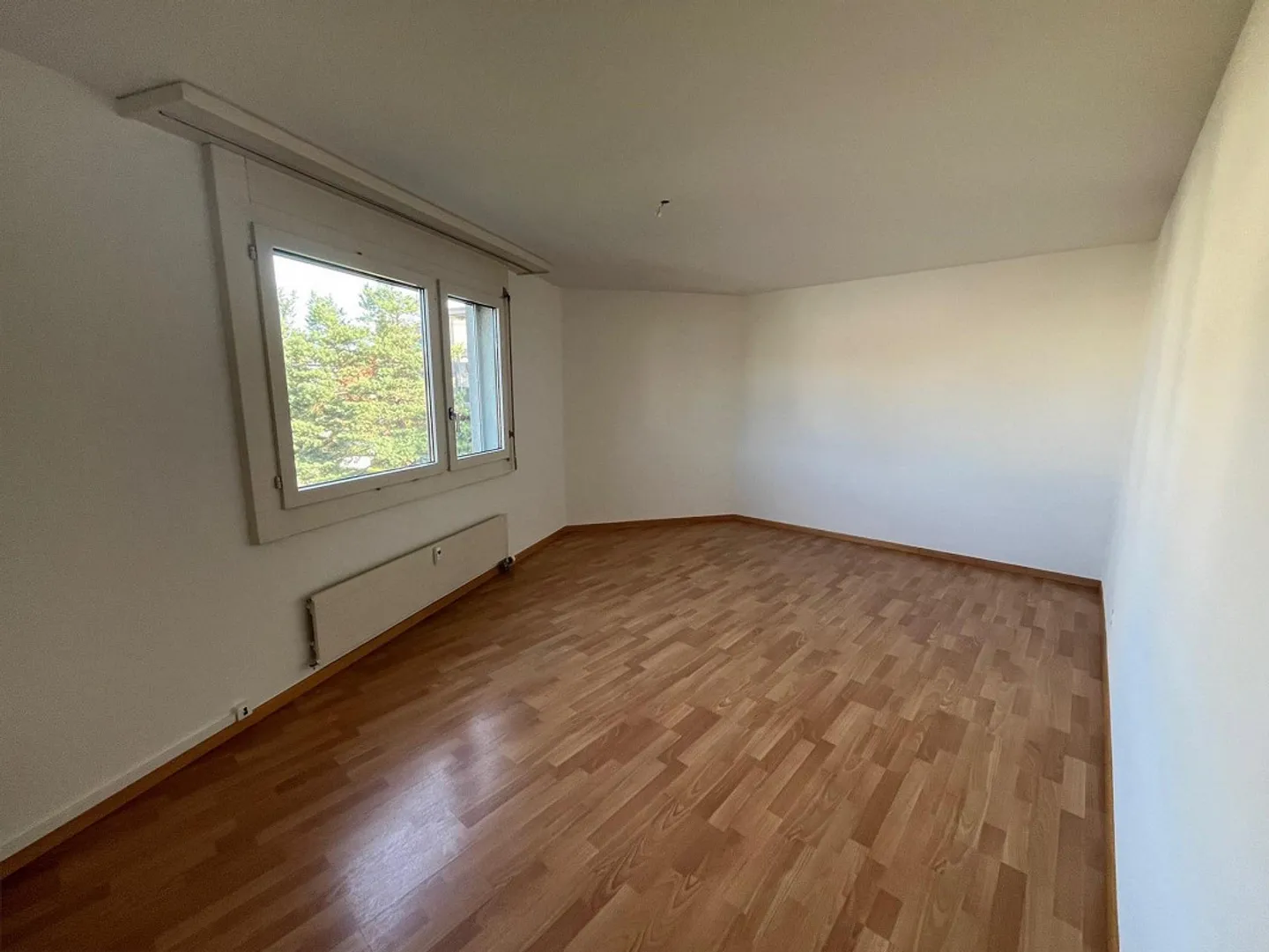 Ampio appartamento di 4,5 stanze con balcone in posizione centrale - Foto 3 di 8