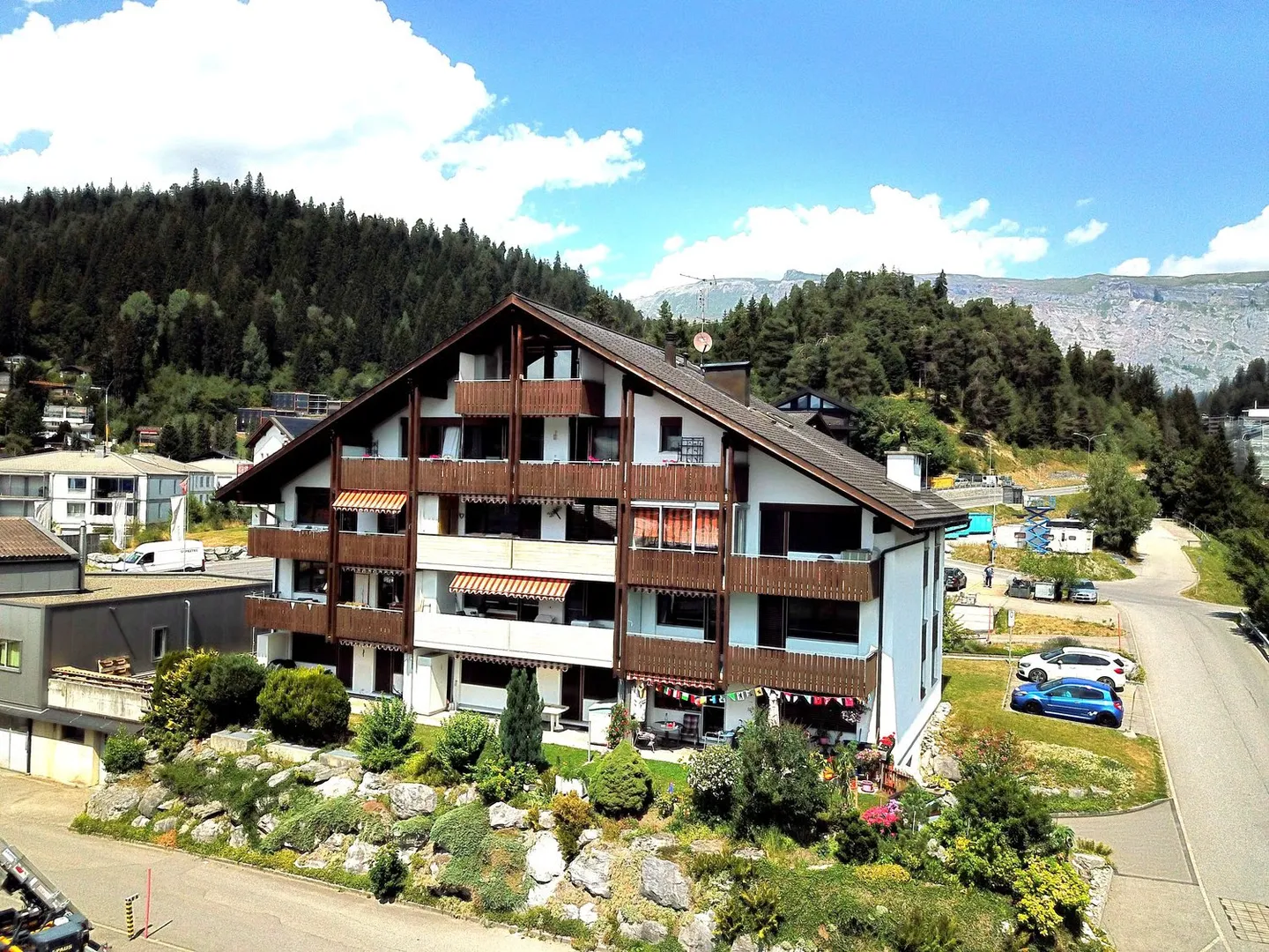 Charming 4.5-Room Apartment with Mountain Panorama in Laax - Photo 2 of 15