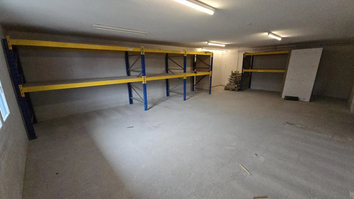 Storage room for private or commercial use - Photo 3 of 12