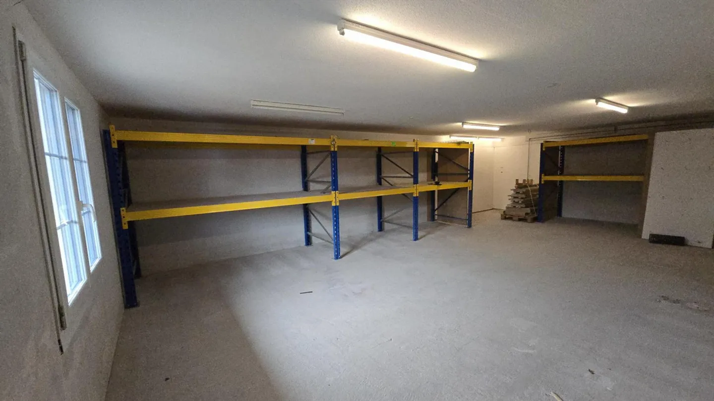 Storage room for private or commercial use - Photo 4 of 12