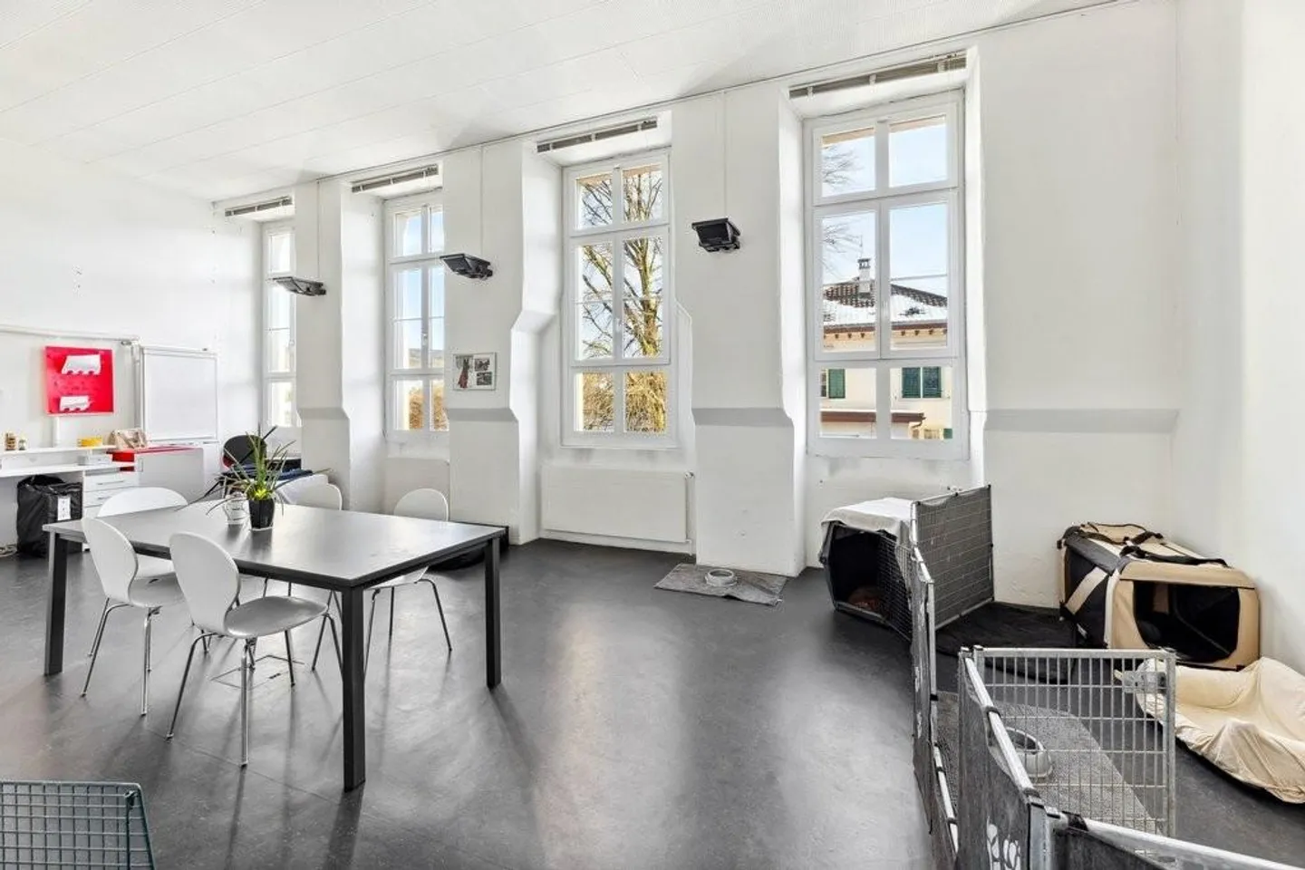 Espace commercial dans un emplacement central - Photo 2 sur 13