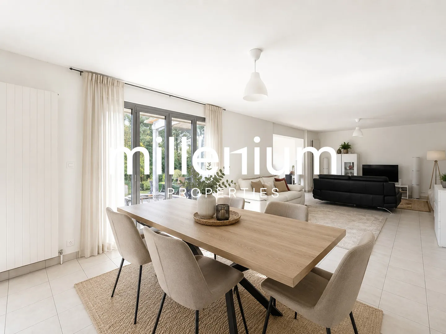 Beautiful 8-room house with garden, close to the train station - Photo 3 of 19