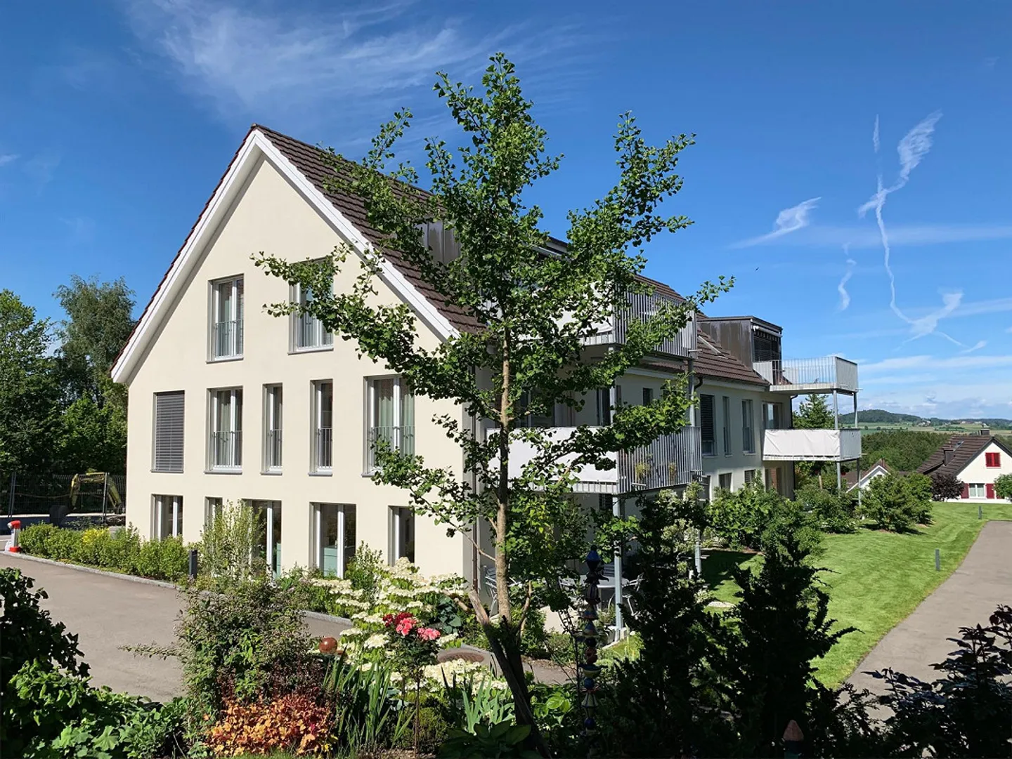 Modern, bright 3.5 attic apartment with balcony and distant view - Photo 2 of 9