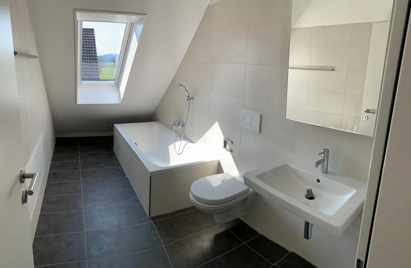 Modern, bright 3.5 attic apartment with balcony and distant view - Photo 3 of 9