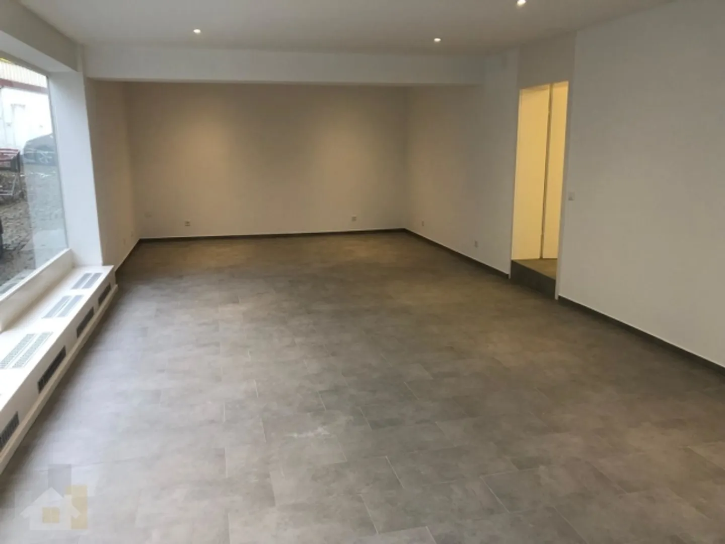 «AN ZENTRALER LAGE MIT SCHAUFENSTER» - Foto 2 von 9