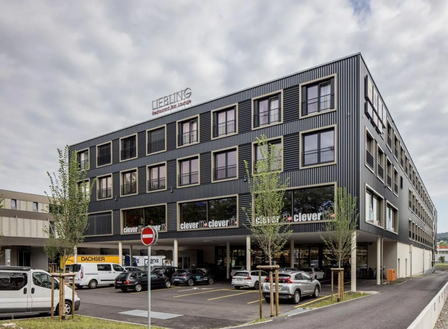 Attractive office with 107m2 in commercial building for rent - Photo 1 of 6