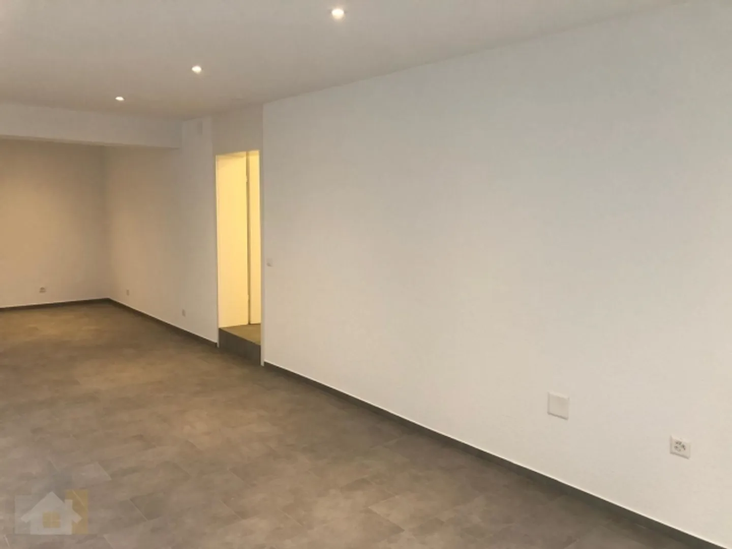 «AN ZENTRALER LAGE MIT SCHAUFENSTER» - Foto 3 von 9