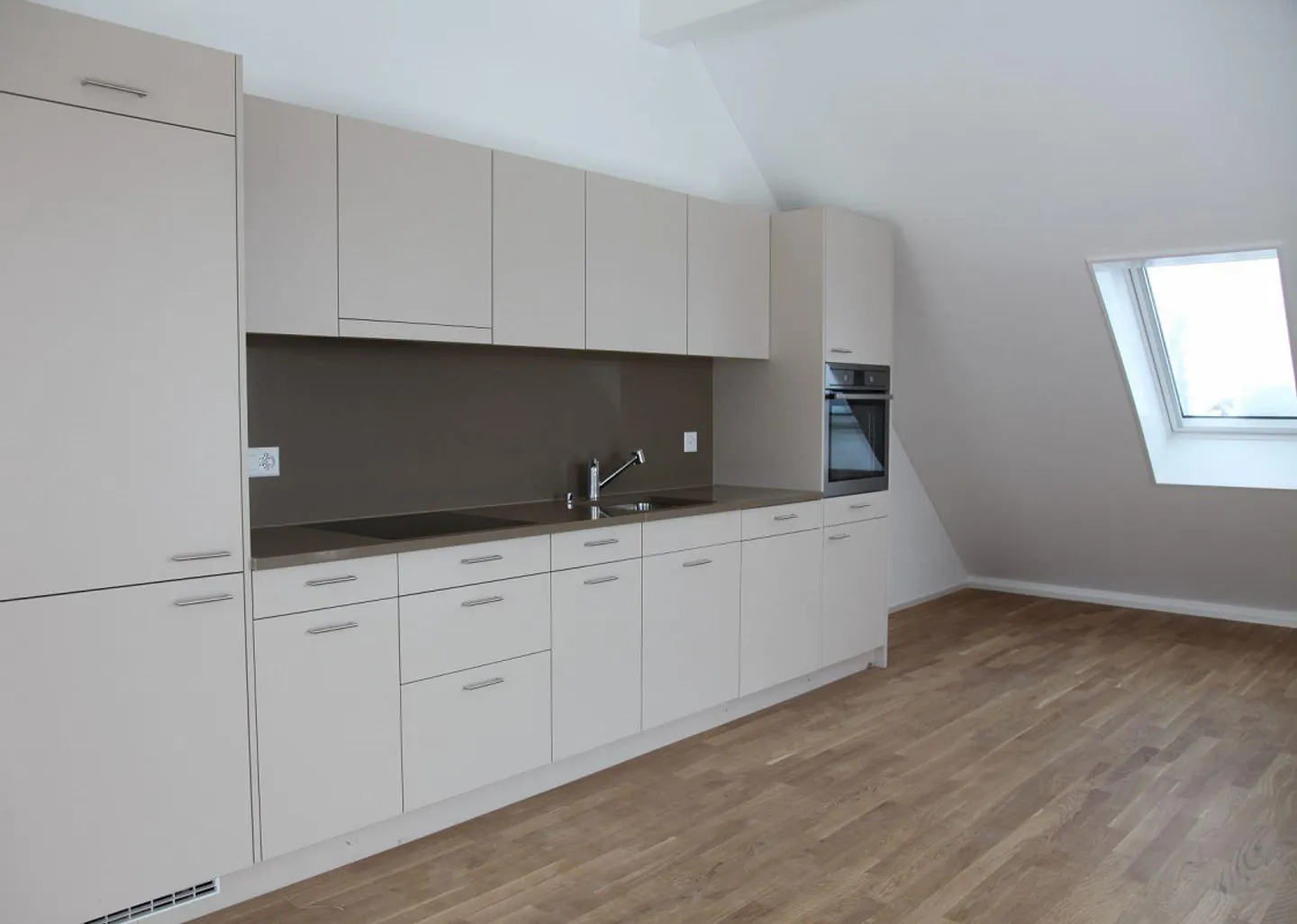 Modern, bright 3.5 attic apartment with balcony and distant view - Photo 5 of 9