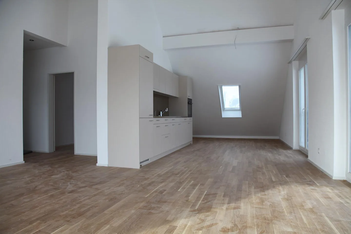 Modern, bright 3.5 attic apartment with balcony and distant view - Photo 6 of 9