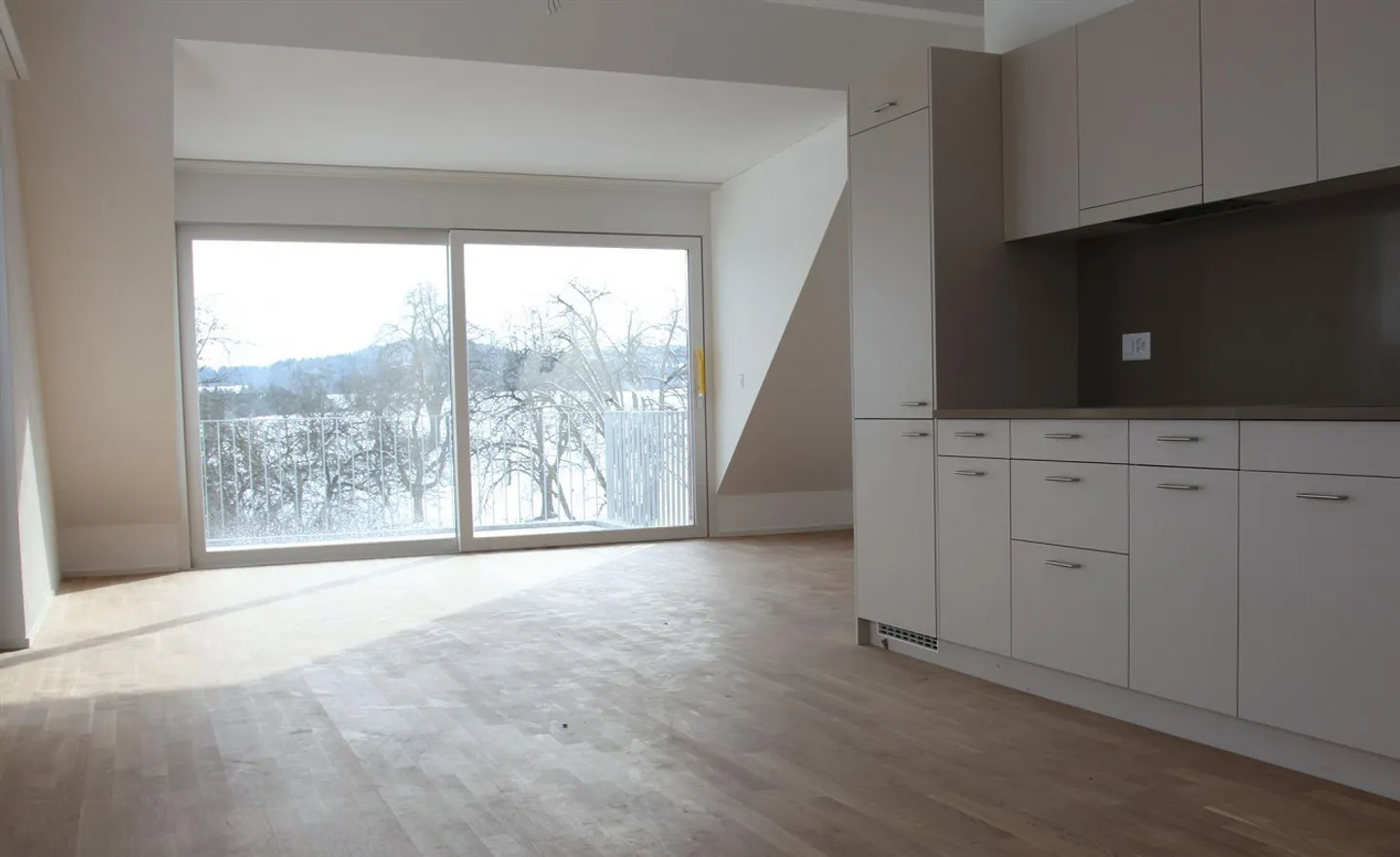 Modern, bright 3.5 attic apartment with balcony and distant view - Photo 7 of 9