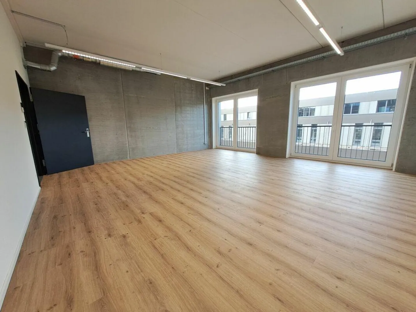 Attractive office with 107m2 in commercial building for rent - Photo 4 of 6