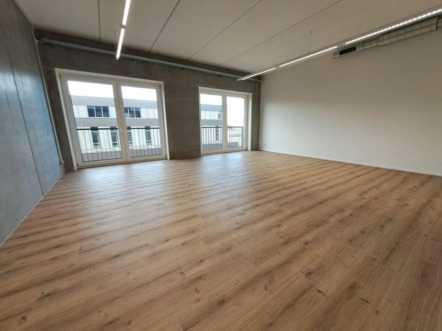 Attractive office with 107m2 in commercial building for rent - Photo 6 of 6