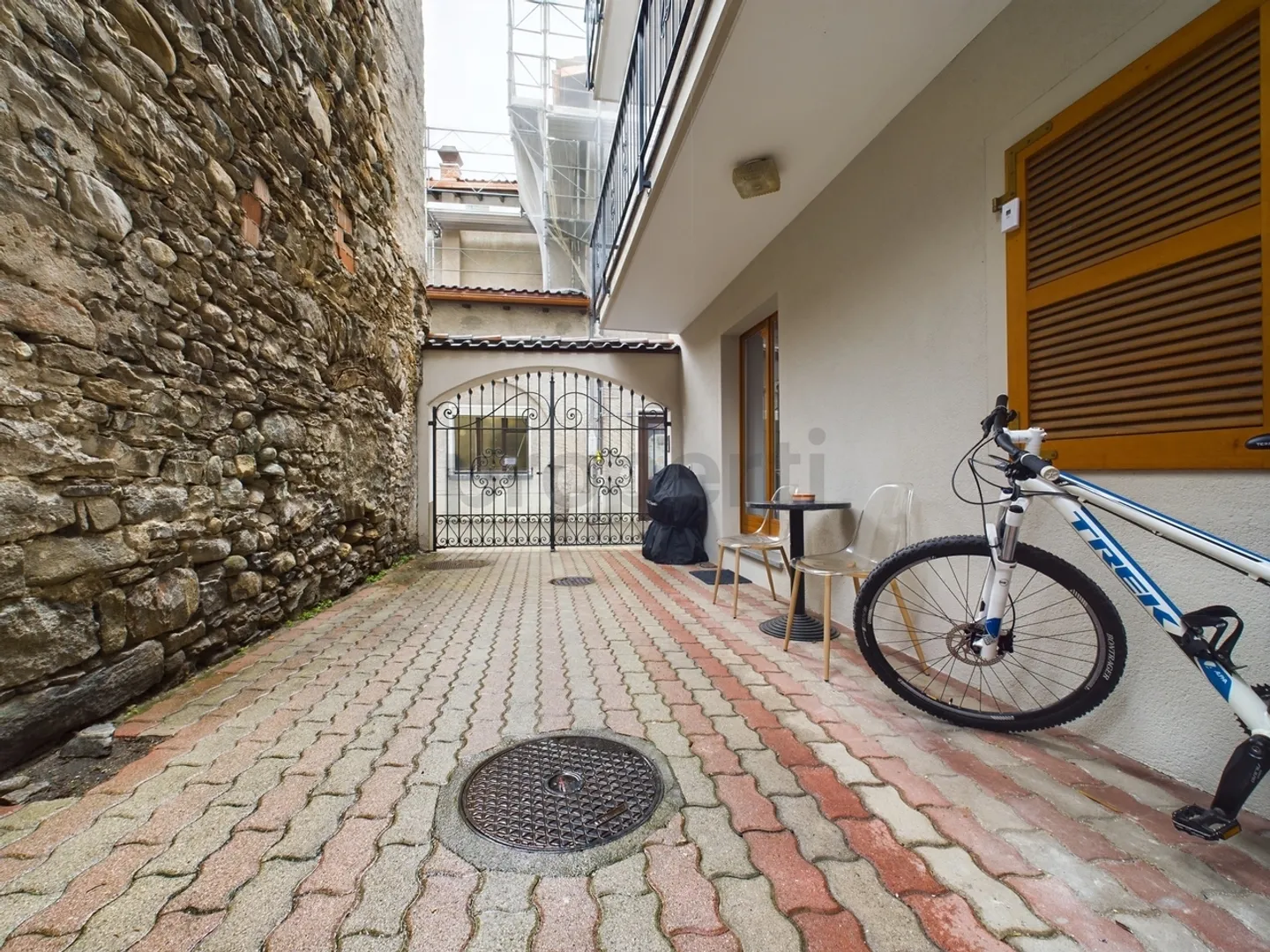 «Gebäude mit 4 Wohneinheiten im Zentrum von Losone/ Vendesi palazzina di 4 unità immobiliari nel nucleo di Losone.» - Foto 7 von 9