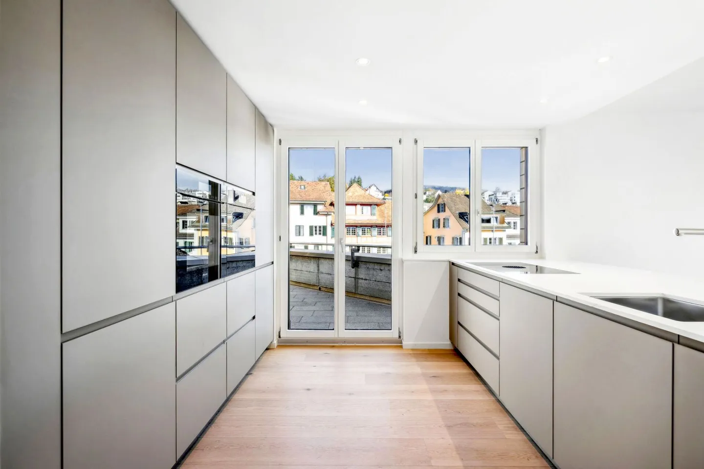 PRIMA UTILIZZO DOPO COMPLETA RISTRUTTURAZIONE IN POSIZIONE CENTRALE A MEILEN - APPARTAMENTO ATTICO VICINO AL LAGO DI ZURIGO - Foto 2 di 7