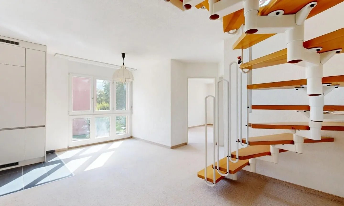 Nature-oriented 3.5-room maisonette apartment in Dübendorf - Photo 3 of 11