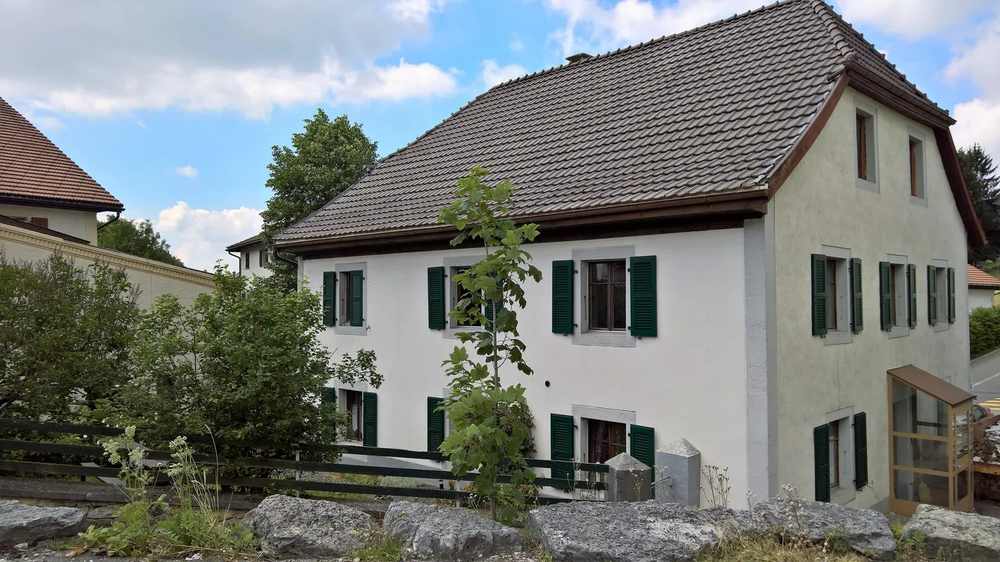 Grande maison avec deux appartements au centre de Saignelégier - Photo 1 sur 51