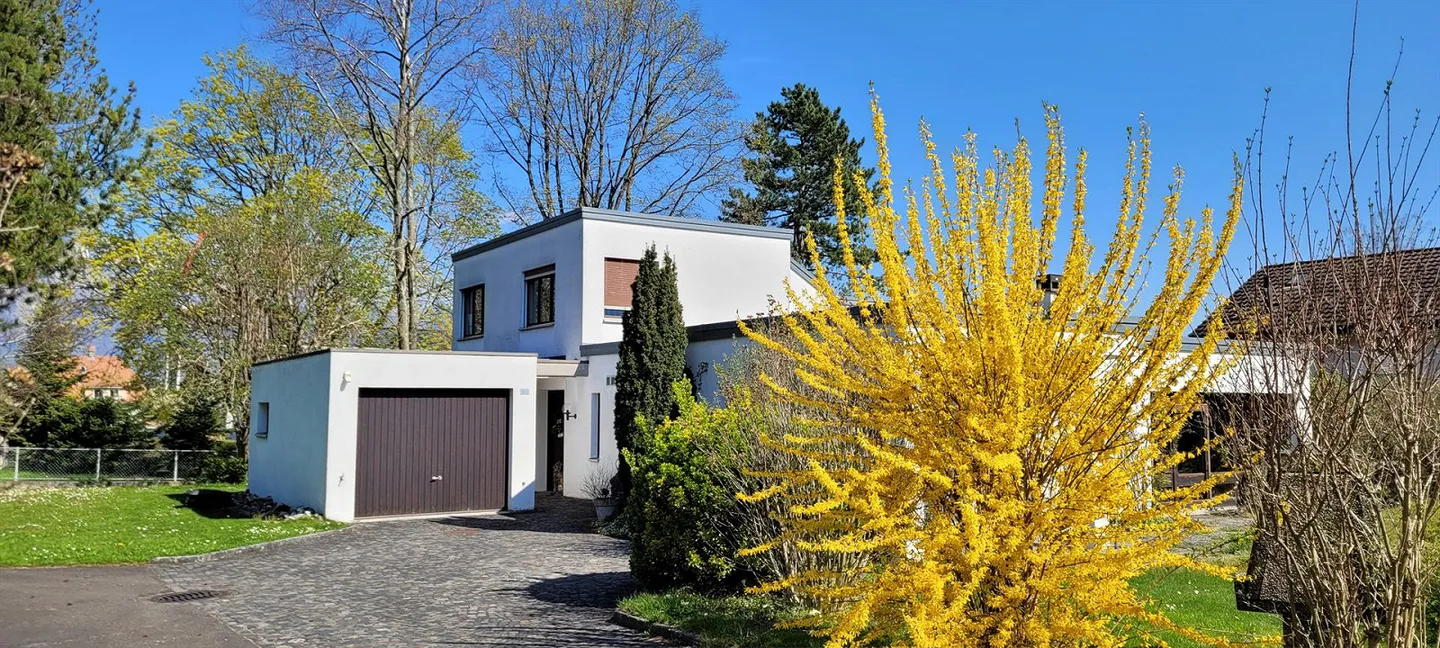 Grosses Einfamilienhaus mit Erweiterungsmöglichkeiten - Foto 1 von 9
