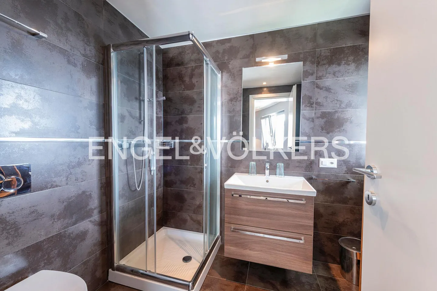 Exclusive duplex with unique lake view - Photo 17 of 18