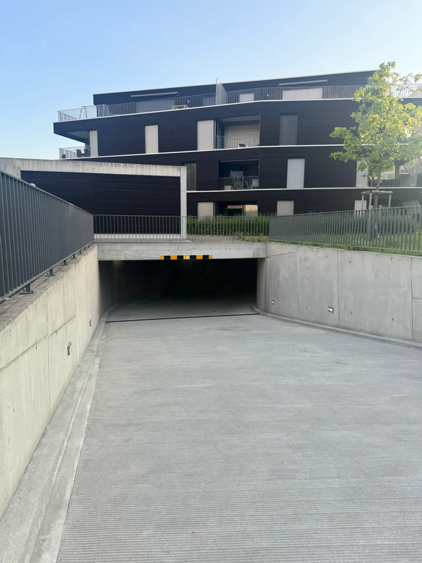 Place de stationnement pour moto à louer - Photo 1 sur 3