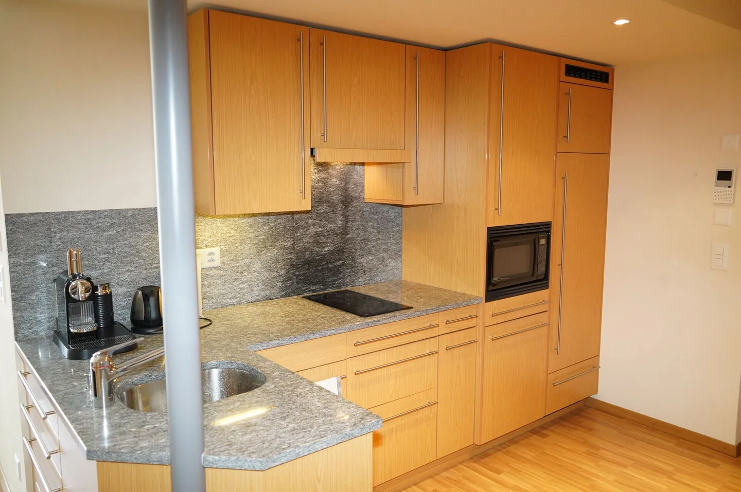 Sunny apartment with a view - Photo 3 of 10