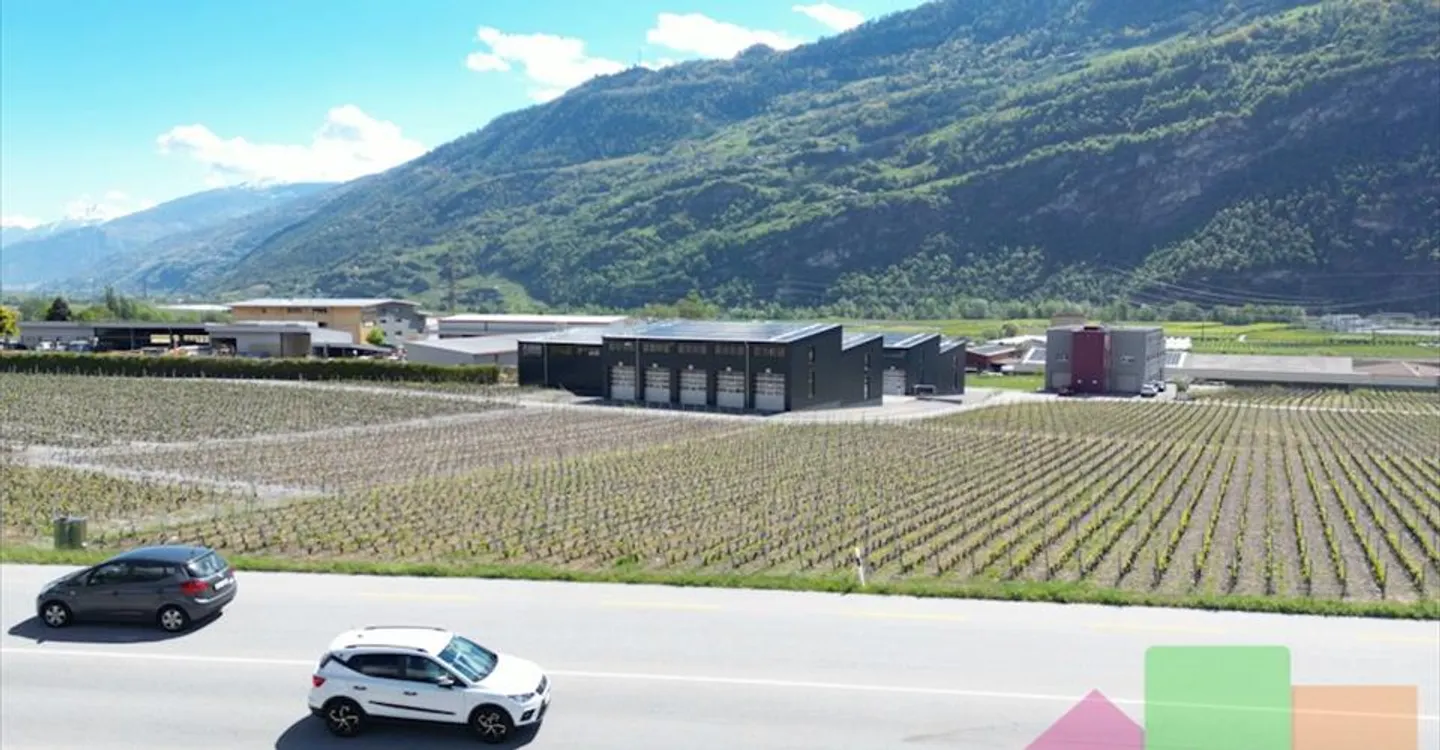 Halles neuves, bien équipées, modernes et bien situées dans le Valais central - Photo 1 sur 8