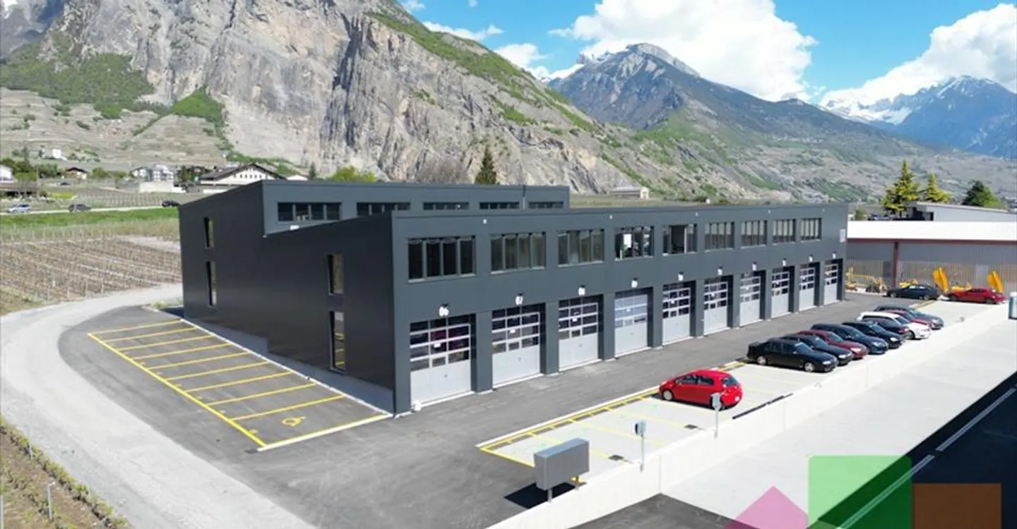 Halles neuves, bien équipées, modernes et bien situées dans le Valais central - Photo 2 sur 8