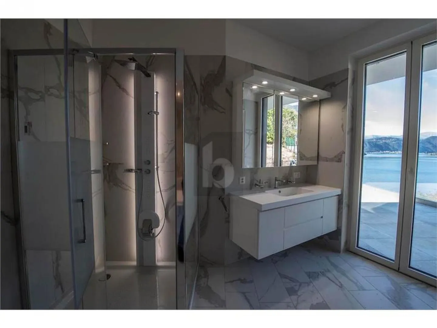 MODERNO E SPAZIOSO CON AMPIO GIARDINO - Foto 4 di 6