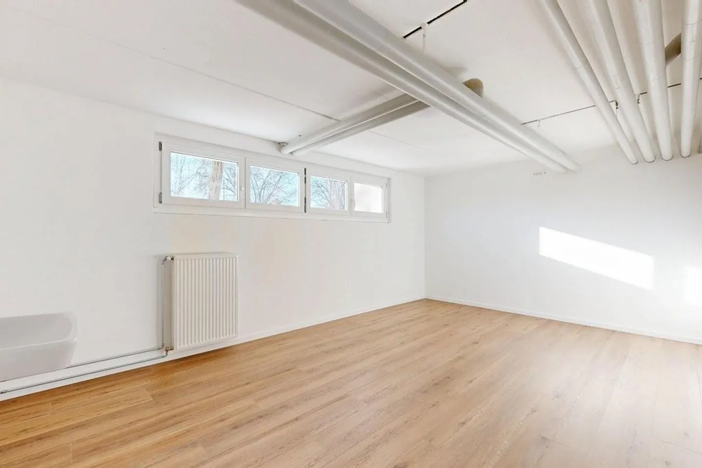 Stanza hobby o di stoccaggio con molta luce naturale - Foto 4 di 6