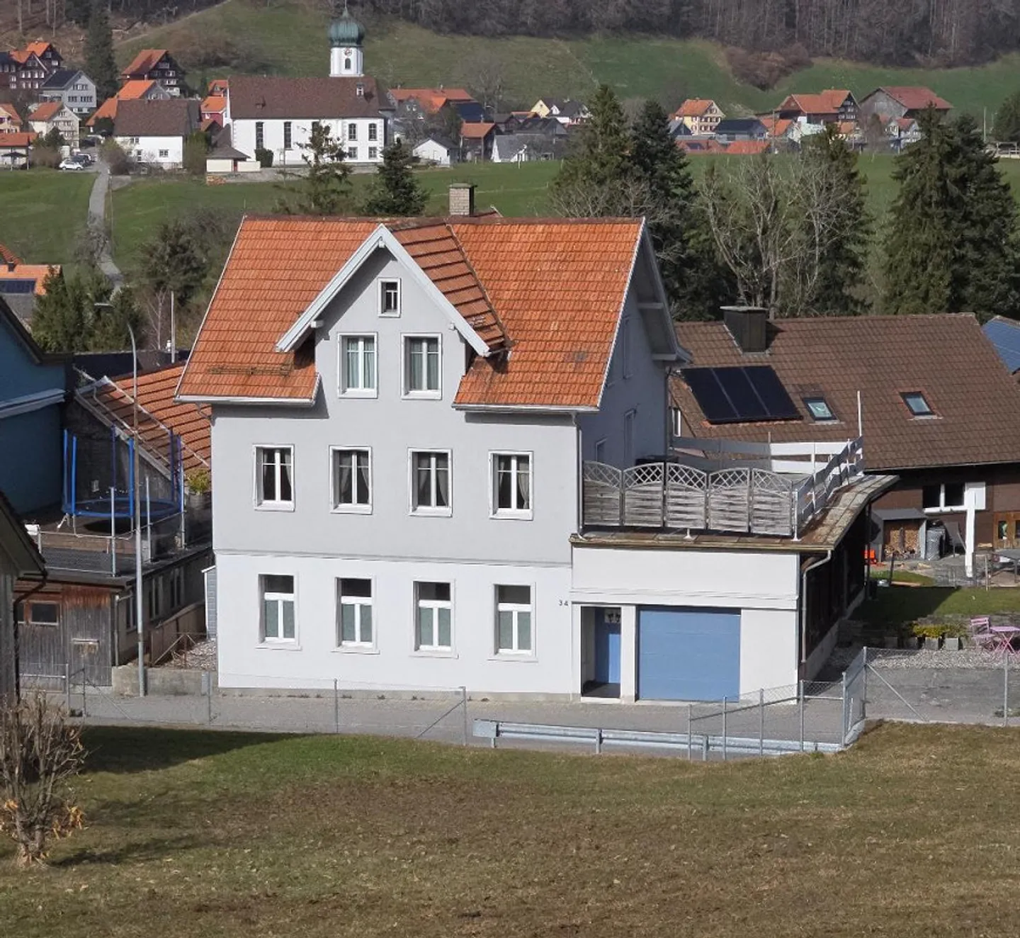 Detached single-family house with garden - Photo 1 of 16