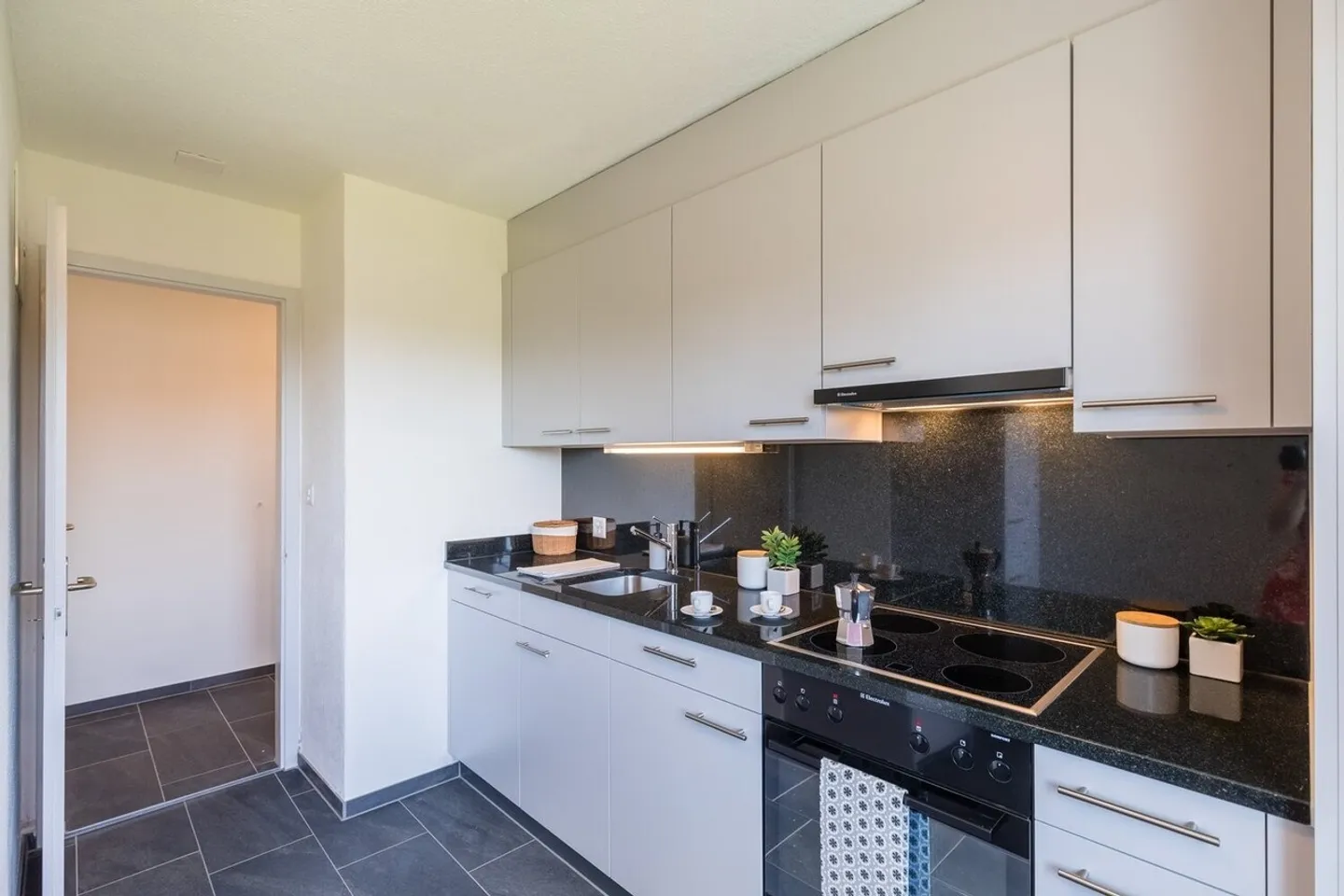 Welcome to the new home - Photo 4 of 10