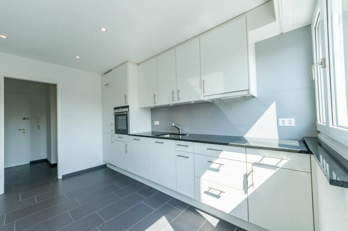 Belle appartement de 3 pièces dans le quartier populaire de Gundeli - Photo 2 sur 8
