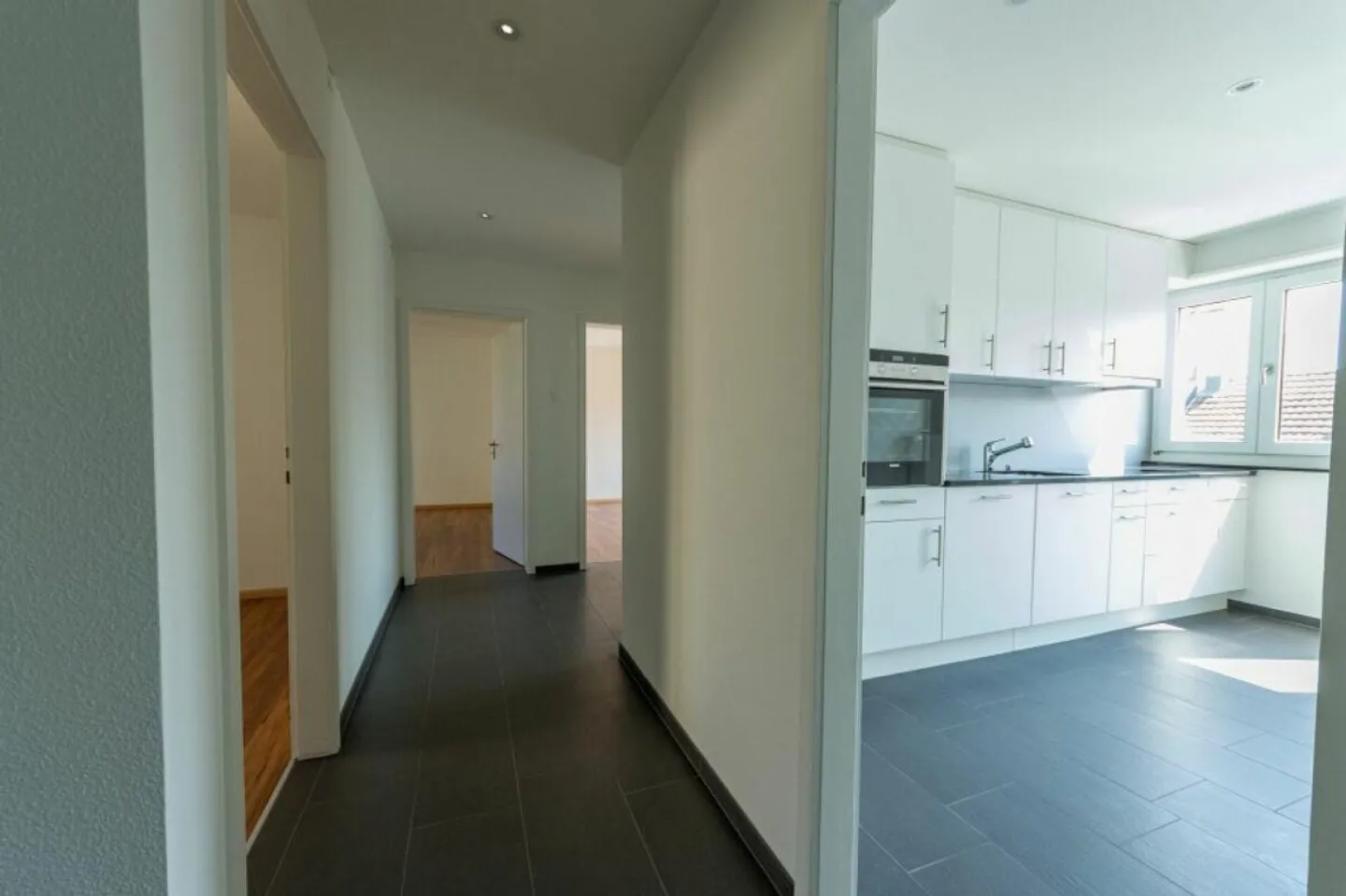 Belle appartement de 3 pièces dans le quartier populaire de Gundeli - Photo 3 sur 8