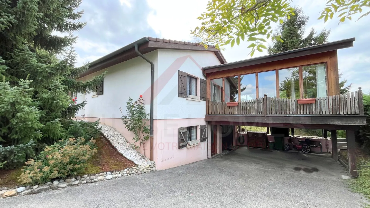 Raro a Porrentruy: Villa con 238 m², piscina, vasca idromassaggio e appartamento separato - Foto 2 di 10