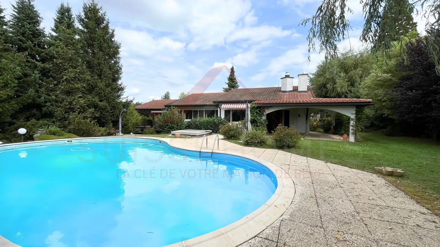 Raro a Porrentruy: Villa con 238 m², piscina, vasca idromassaggio e appartamento separato - Foto 1 di 10