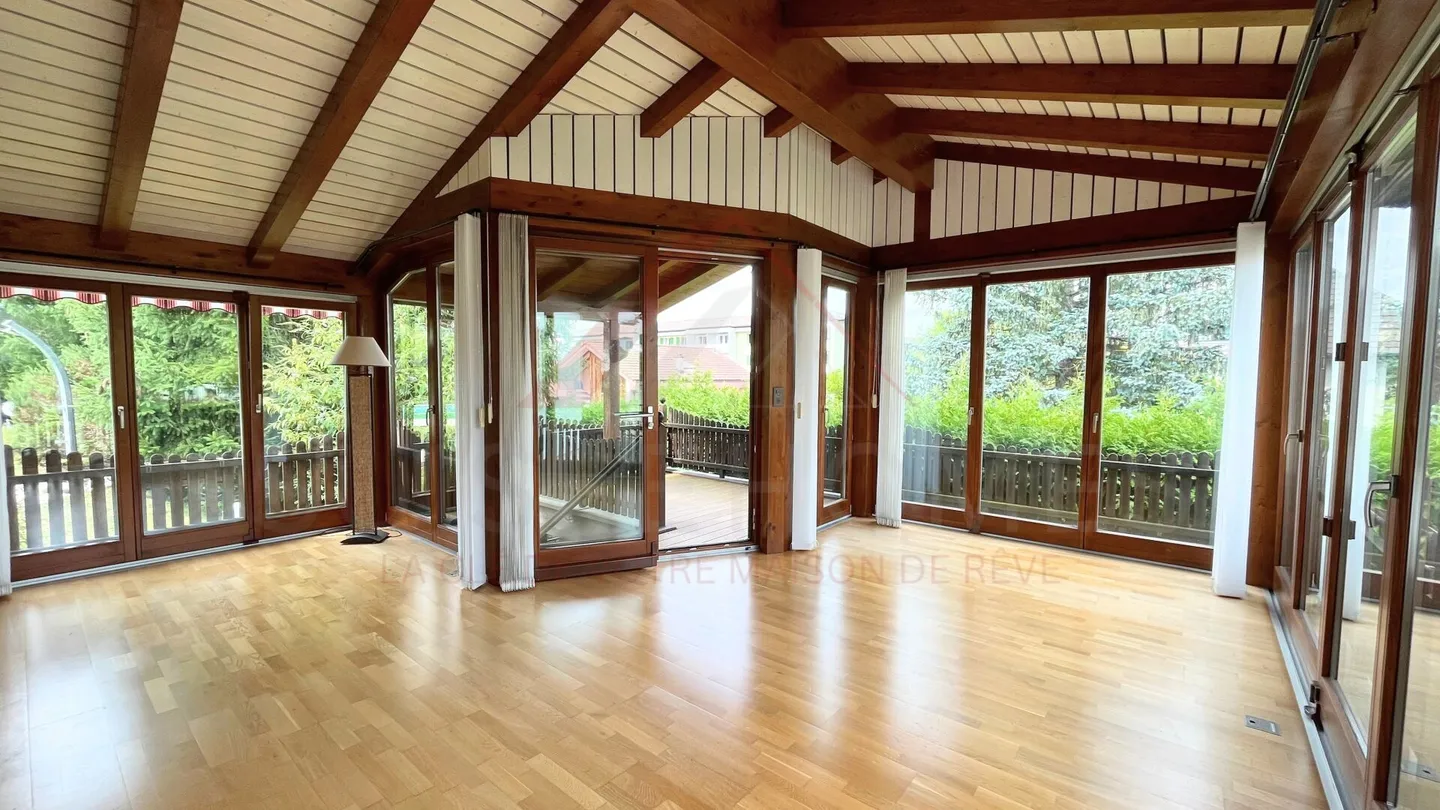 Raro a Porrentruy: Villa con 238 m², piscina, vasca idromassaggio e appartamento separato - Foto 4 di 10