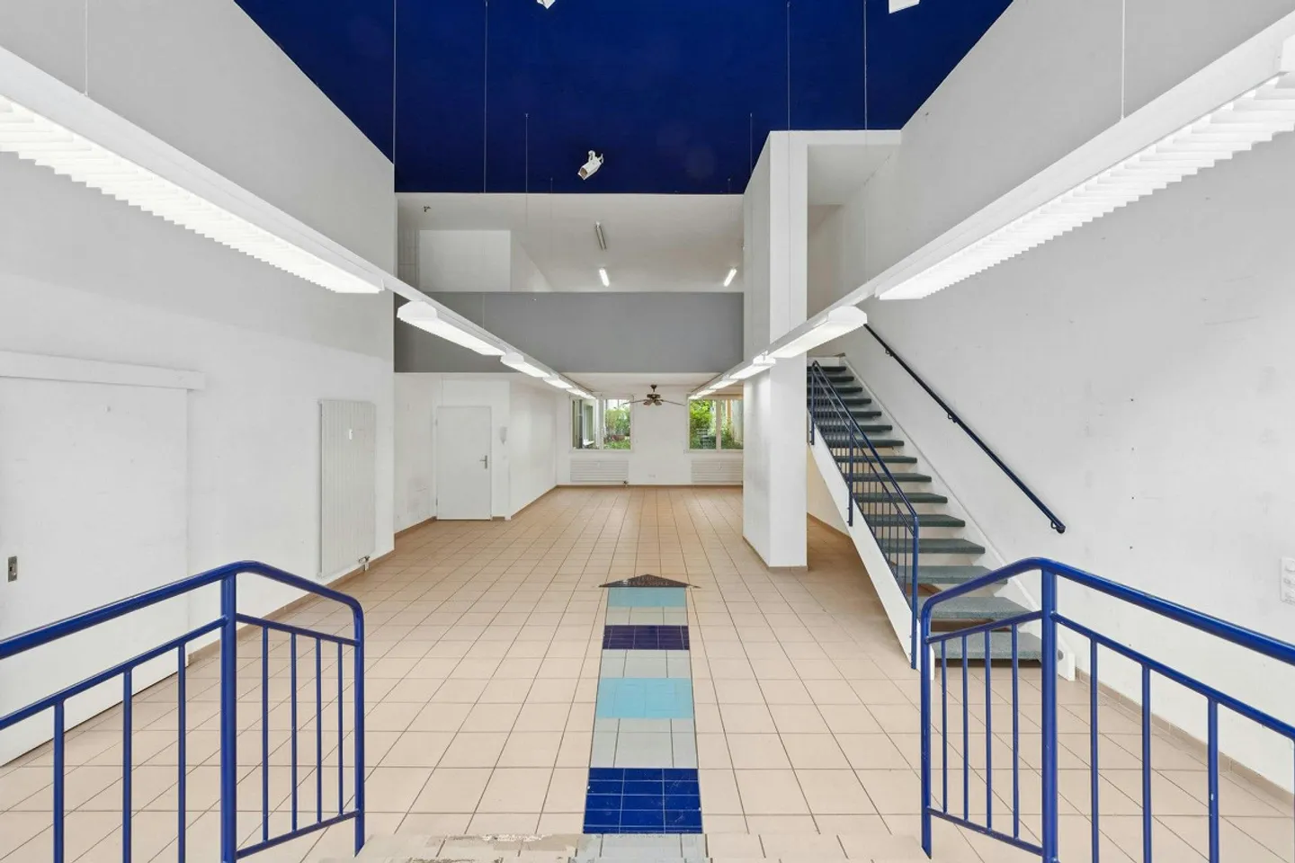 Unité commerciale attrayante avec beaucoup de lumière naturelle et un concept d'espace ouvert - Photo 2 sur 8