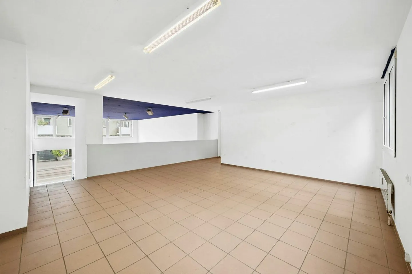 Unité commerciale attrayante avec beaucoup de lumière naturelle et un concept d'espace ouvert - Photo 6 sur 8