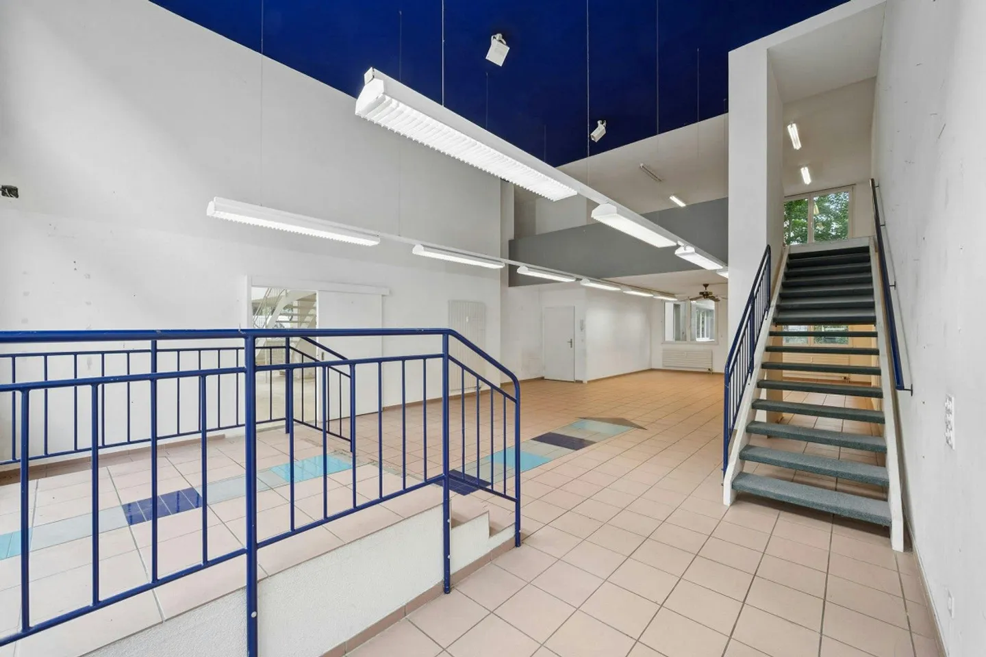 Unité commerciale attrayante avec beaucoup de lumière naturelle et un concept d'espace ouvert - Photo 3 sur 8