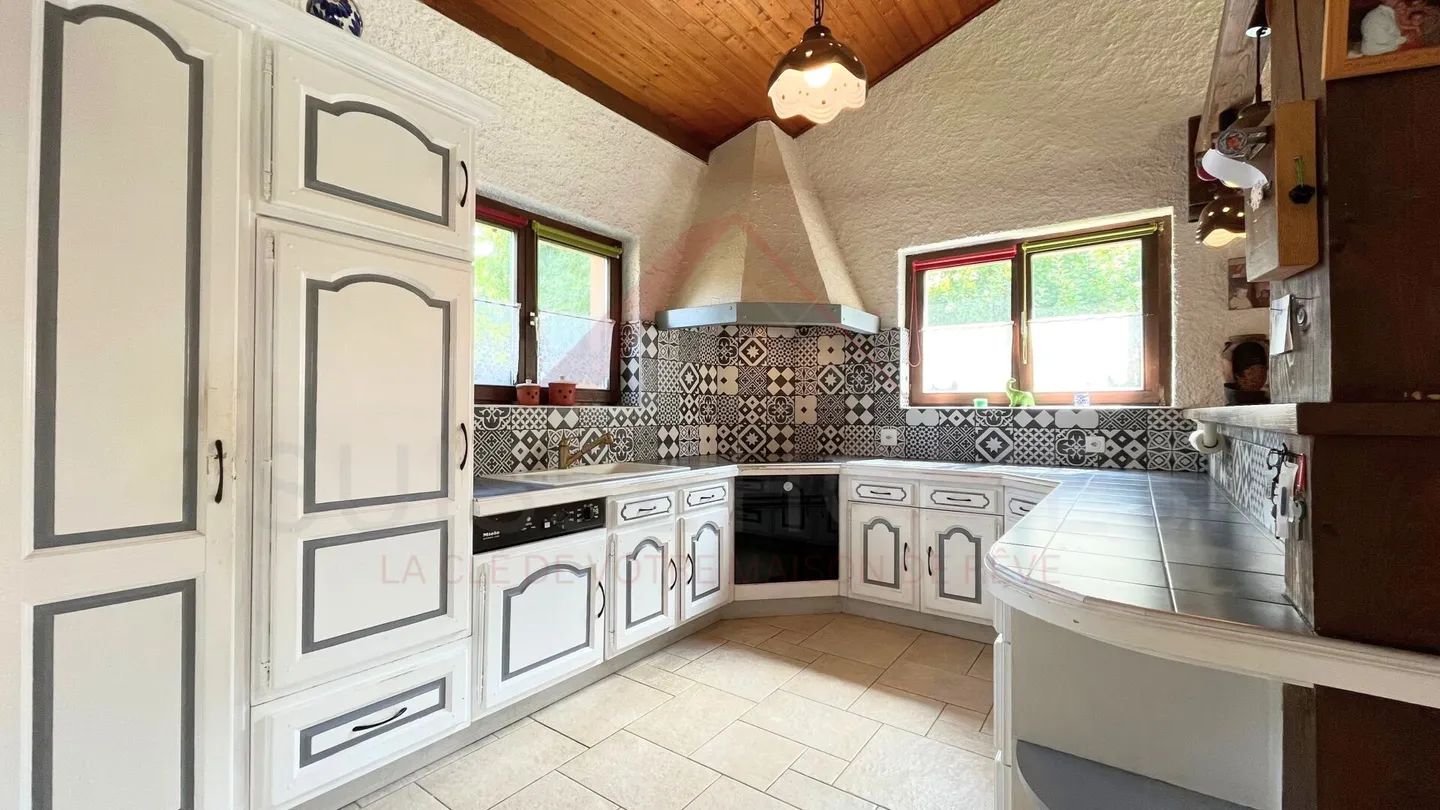 Raro a Porrentruy: Villa con 238 m², piscina, vasca idromassaggio e appartamento separato - Foto 5 di 10