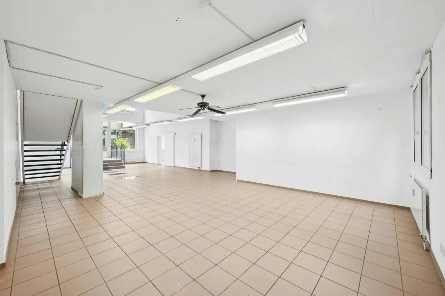 Unité commerciale attrayante avec beaucoup de lumière naturelle et un concept d'espace ouvert - Photo 4 sur 8