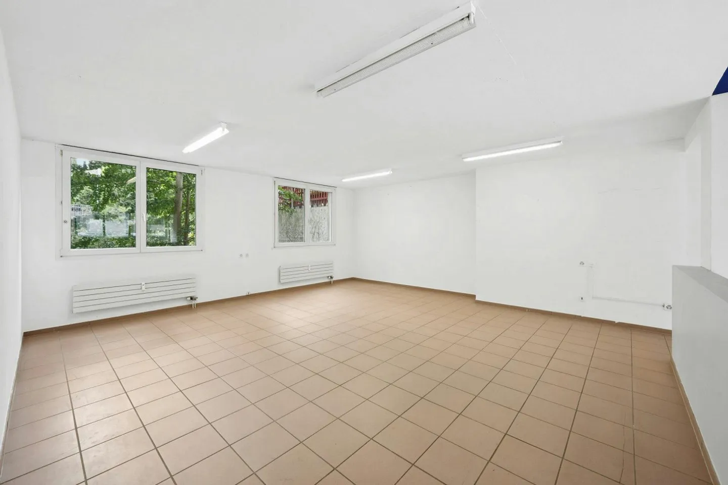 Unité commerciale attrayante avec beaucoup de lumière naturelle et un concept d'espace ouvert - Photo 5 sur 8