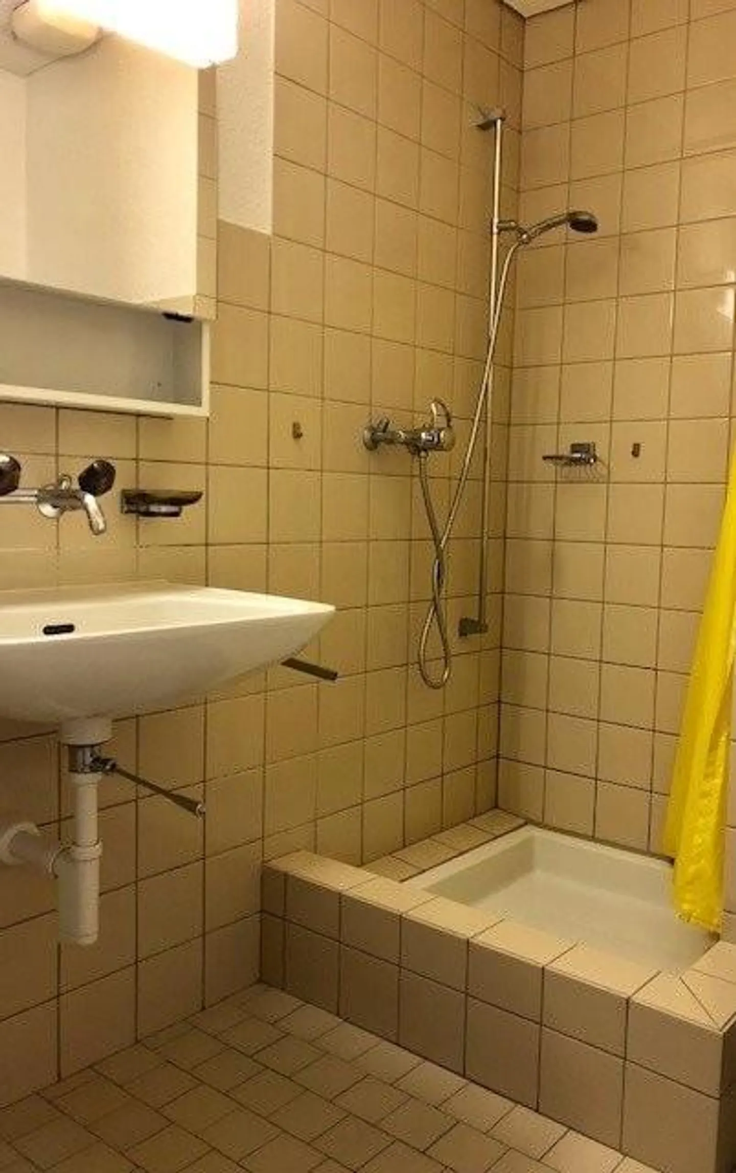 Apartment seeks single - Photo 4 of 4