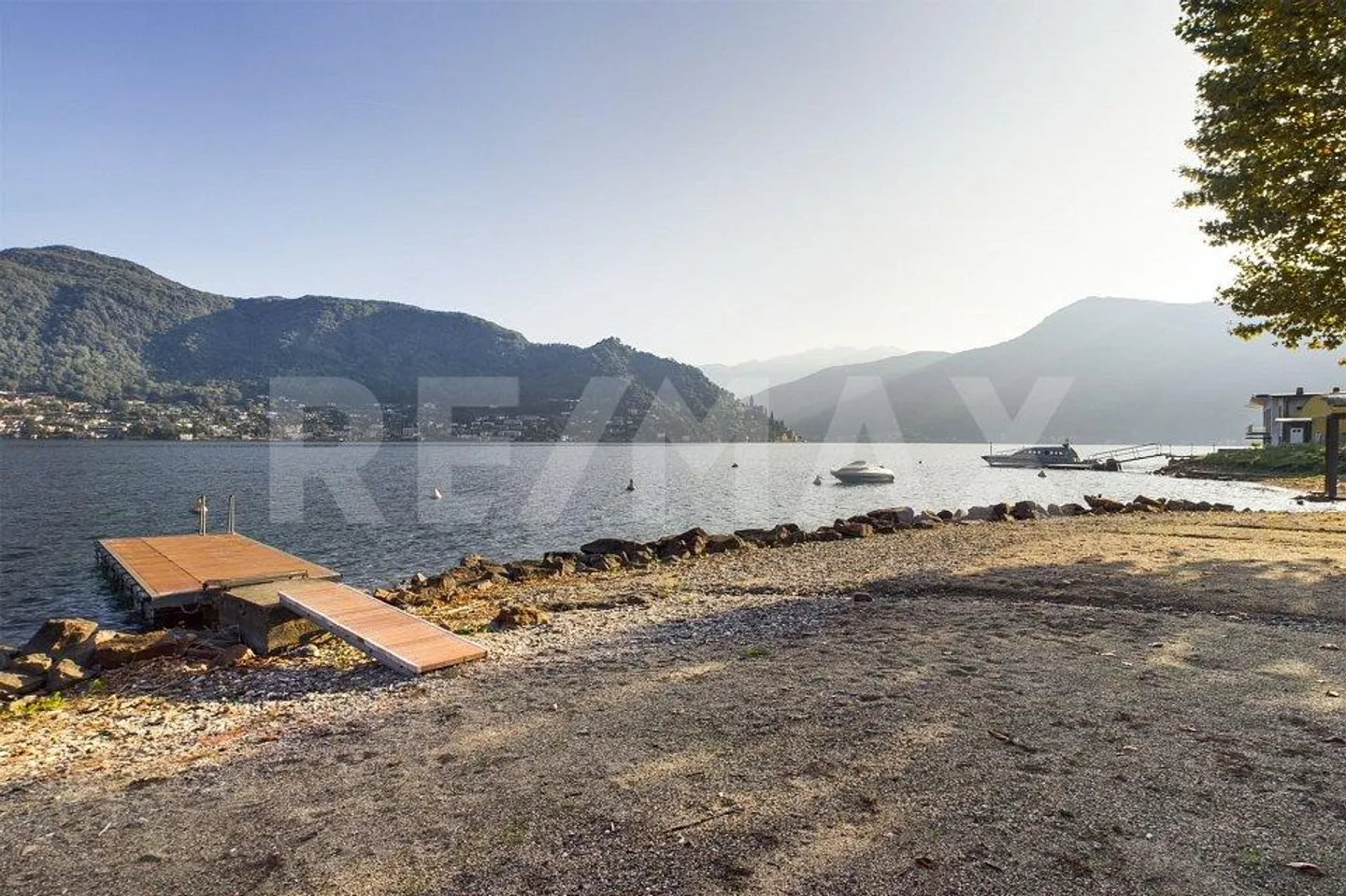 Vivere sulle rive del Lago di Lugano, Porto Ceresio, VA, Italia - Foto 4 di 13