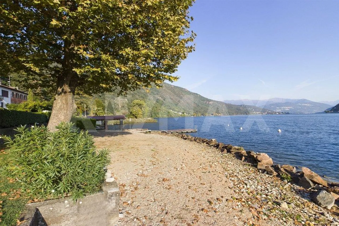 Vivere sulle rive del Lago di Lugano, Porto Ceresio, VA, Italia - Foto 7 di 13