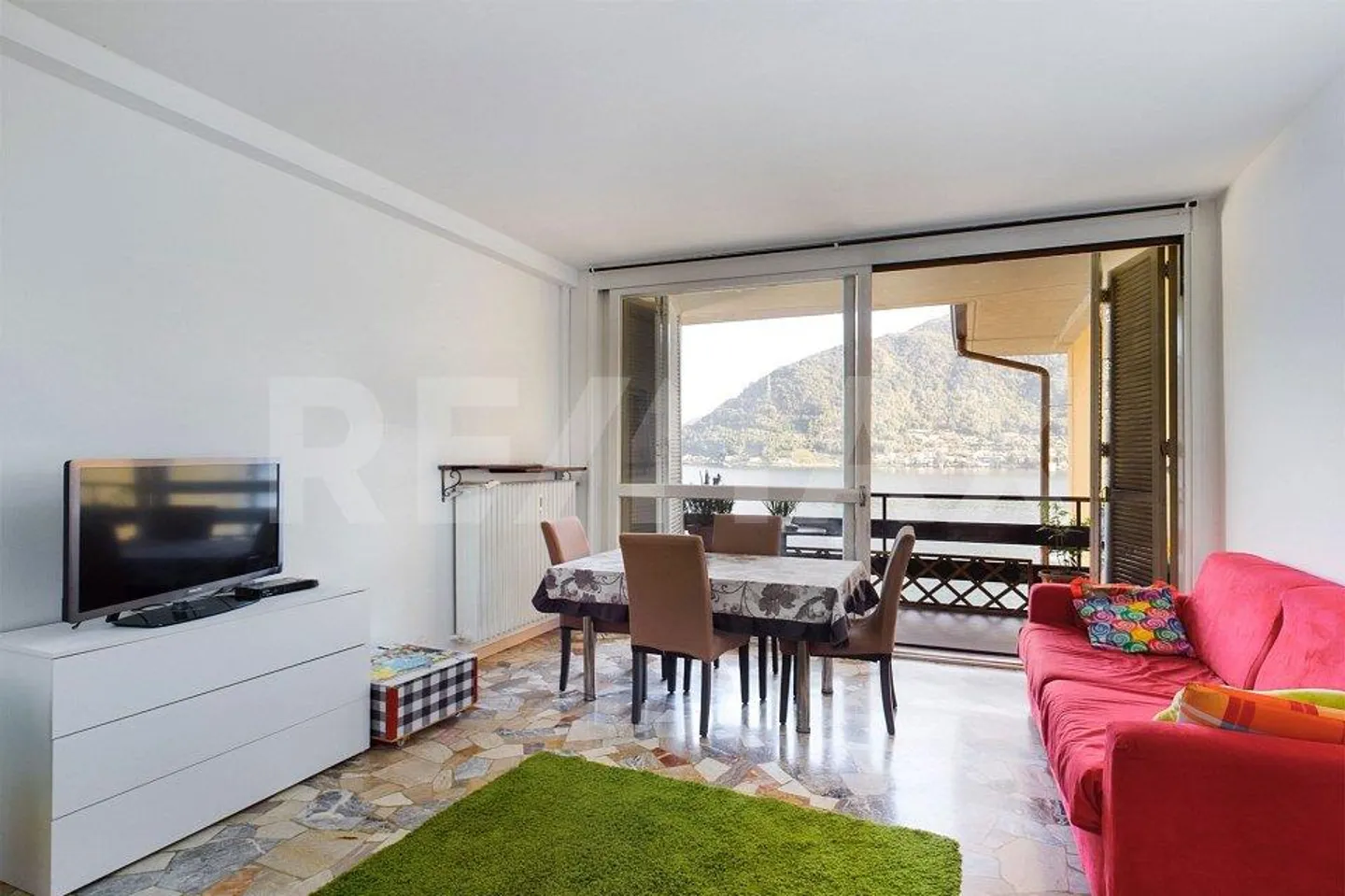 Vivere sulle rive del Lago di Lugano, Porto Ceresio, VA, Italia - Foto 9 di 13