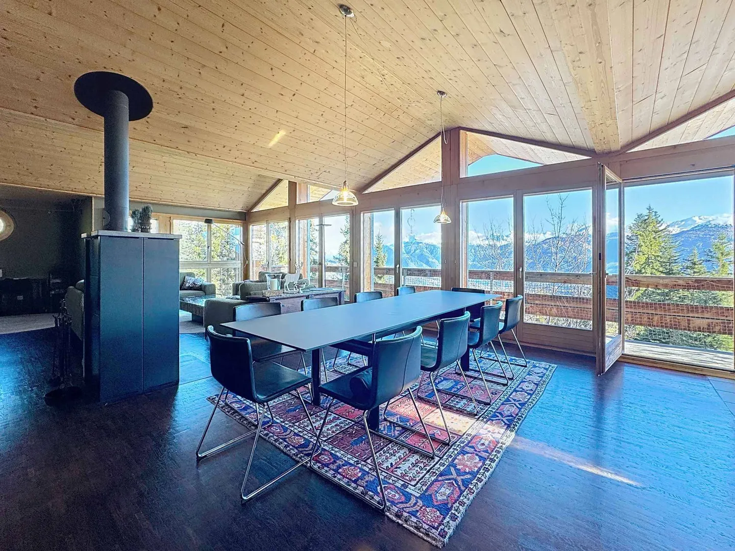 A spacious and cozy chalet in the heart of Anzère - Photo 3 of 13