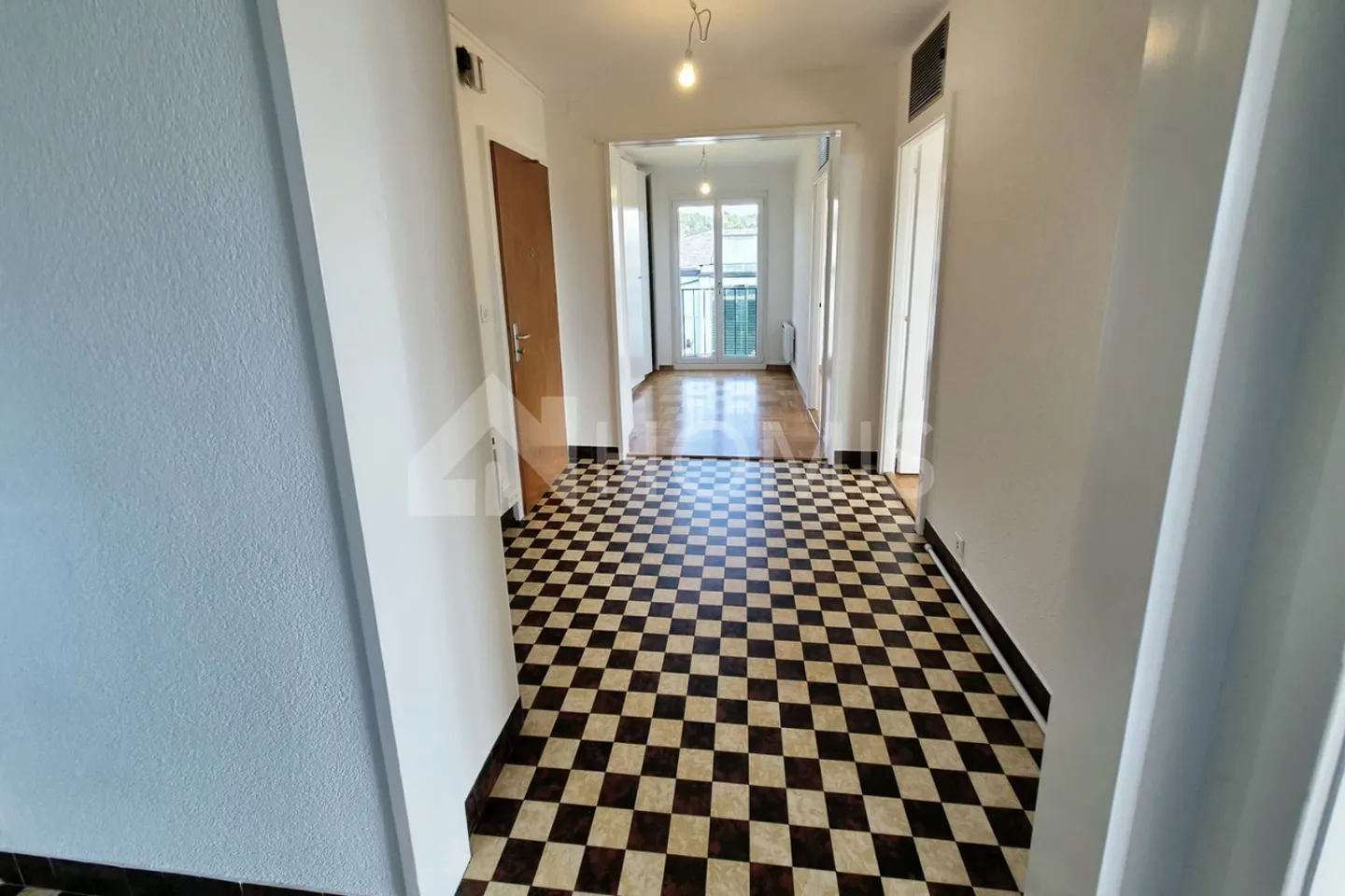 Spacious 3.5 rooms with balcony and lake view - Photo 2 of 8