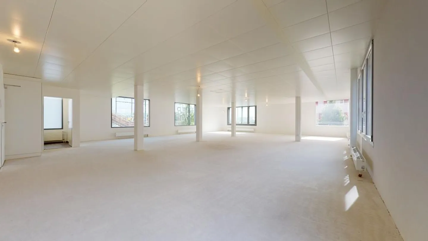 NEI PRESSI DELLA STAZIONE DI PRATTELN / SPAZIO COMMERCIALE LUMINOSO / 170m2 - Foto 3 di 4