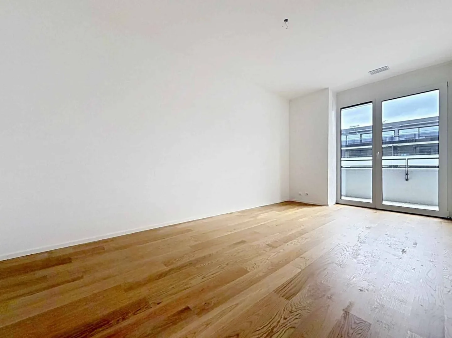 Luxuriöse 4.5-Zimmer-Wohnung mit überdachtem Balkon von 76m2 und Seeblick - Foto 5 von 13